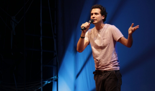 Hernán Jiménez realizando su show de Stand Up Comedy en el Teatro Expressivo